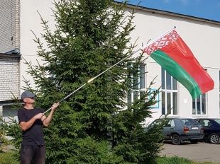 Раздвижное металлическое древко для флага 3 м с рукояткой