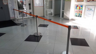 Стойка ограждения с лентой 2 м, золото