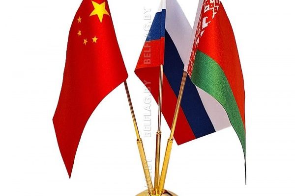 Обзор настольных флагштоков: разновидности, особенности и выбор